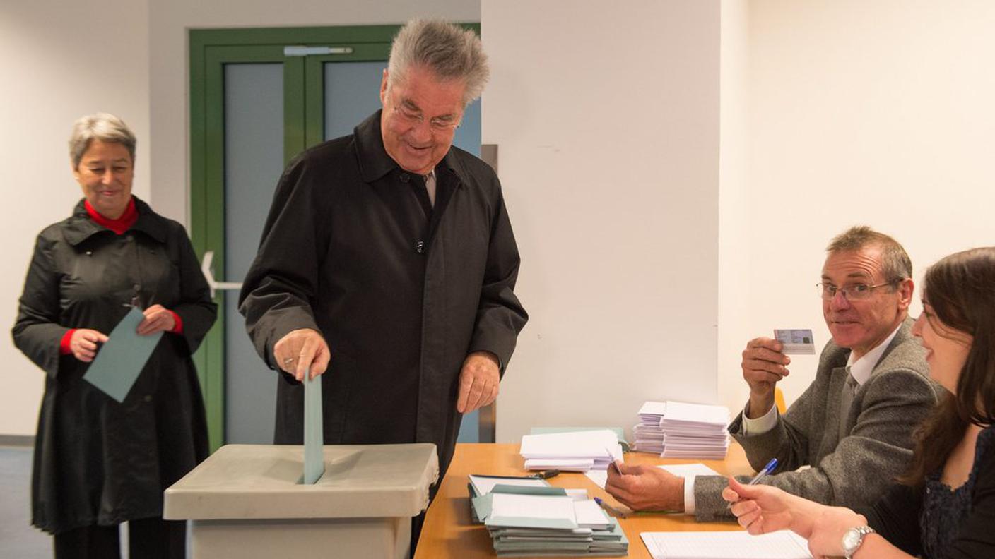 L'uscente Heinz Fischer in un seggio di Vienna con la moglie