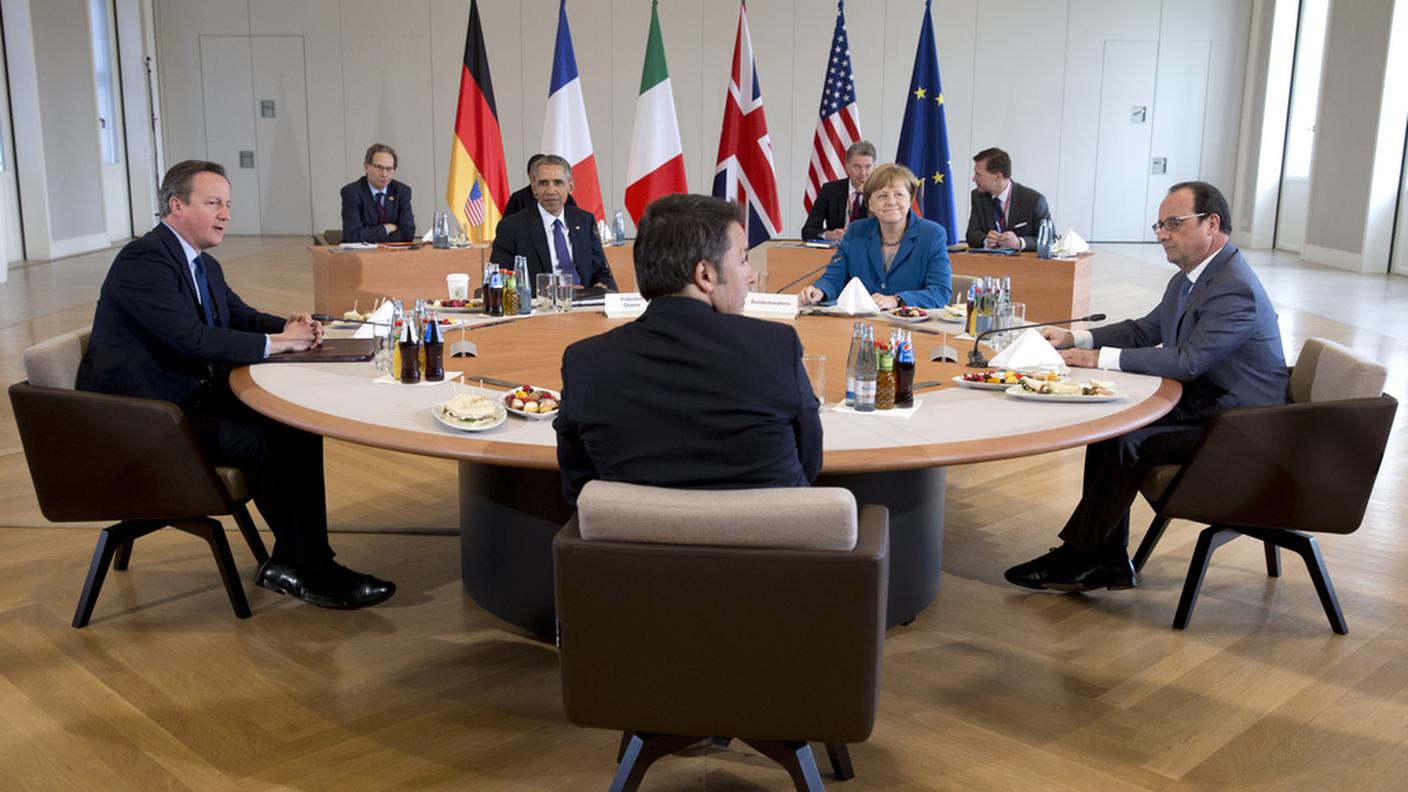 I cinque protagonisti del summit tedesco (Cameron, Obama, Merkel, Hollande e, di spalle, Renzi)