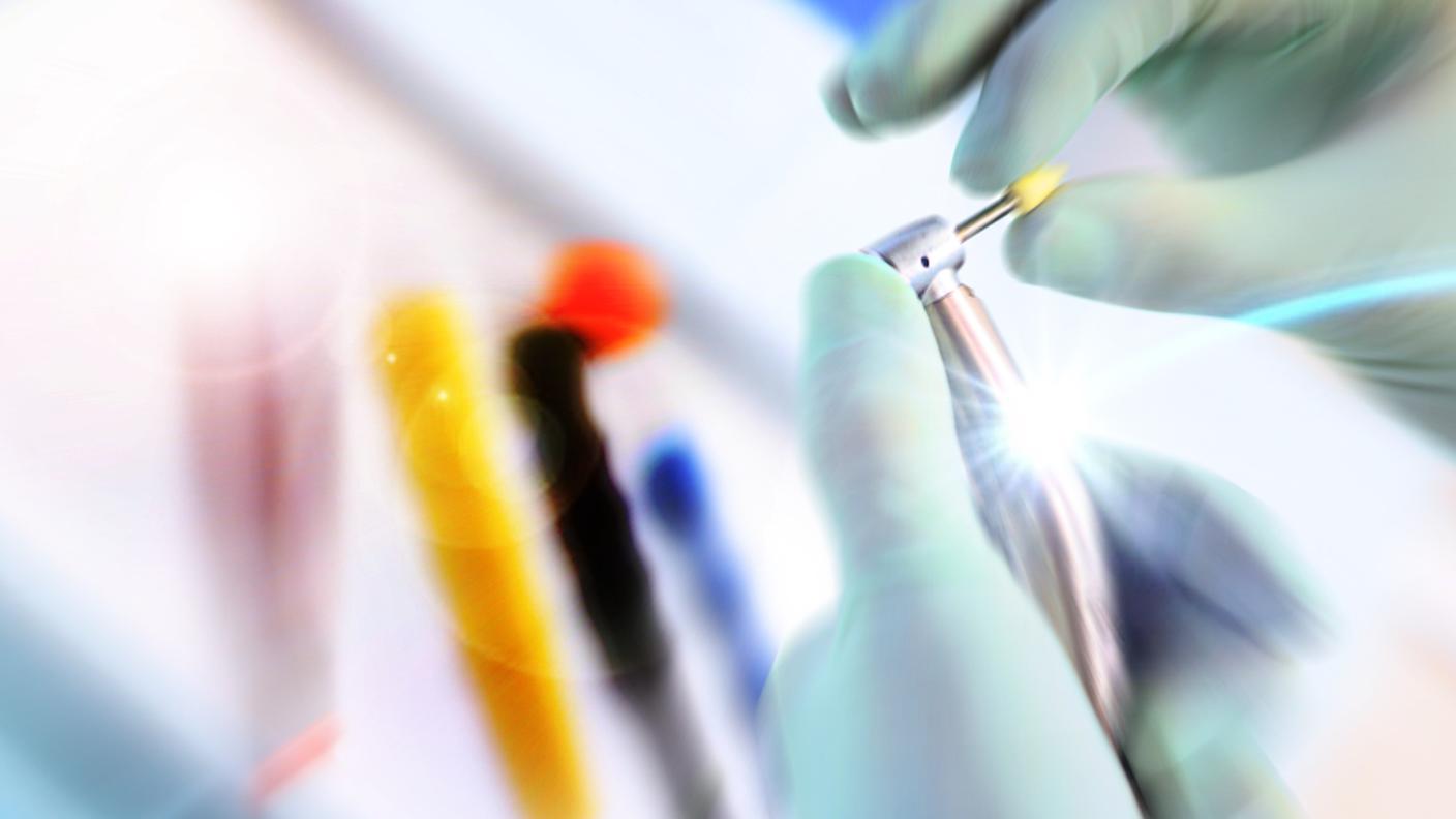 Il 51enne ha mutilato decine di pazienti