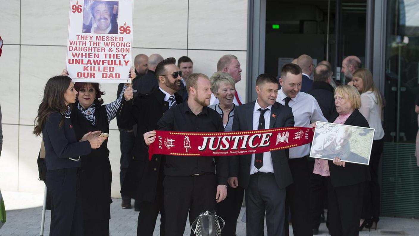Dopo l'annuncio delle conclusioni dell'inchiesta, i parenti hanno intonato "You'll never walk alone'', inno dei Reds