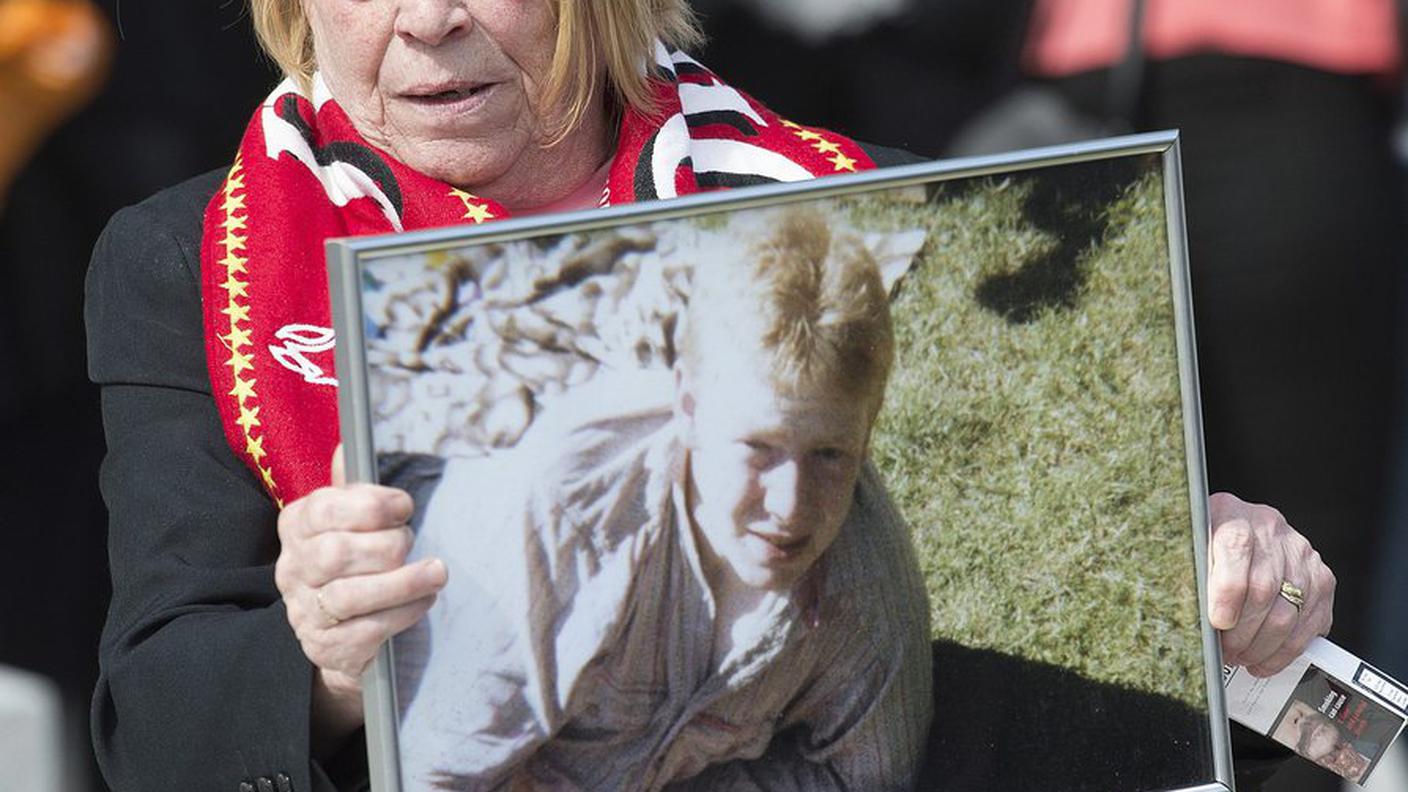 Molte donne avevano ritratti dei figli, morti allo stadio