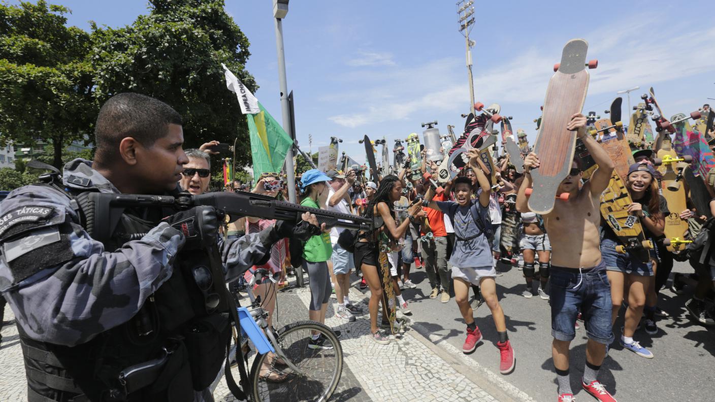 Manifestanti tenuti sotto tiro a Copacabana