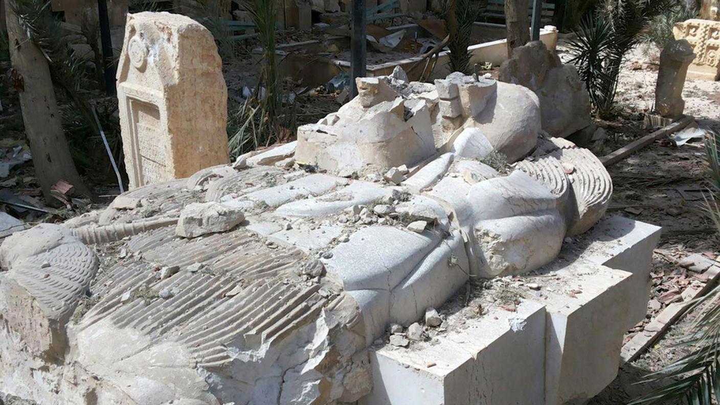 Una delle grandi statue su cui si sono accaniti gli estremisti