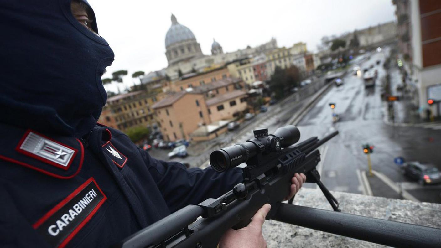 Un carabiniere dei reparti speciali (archivio)