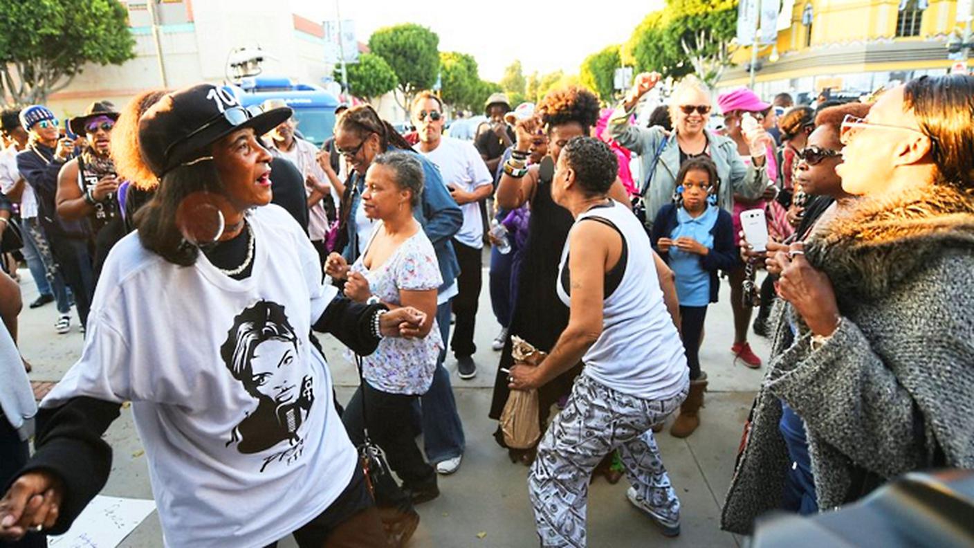 Assembramenti spontanei di persone che ballano come tributo a Prince a Los Angeles