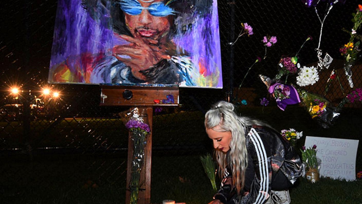 I fan portano doni agli studio di Paisley Park, dove Prince è stato trovato morto