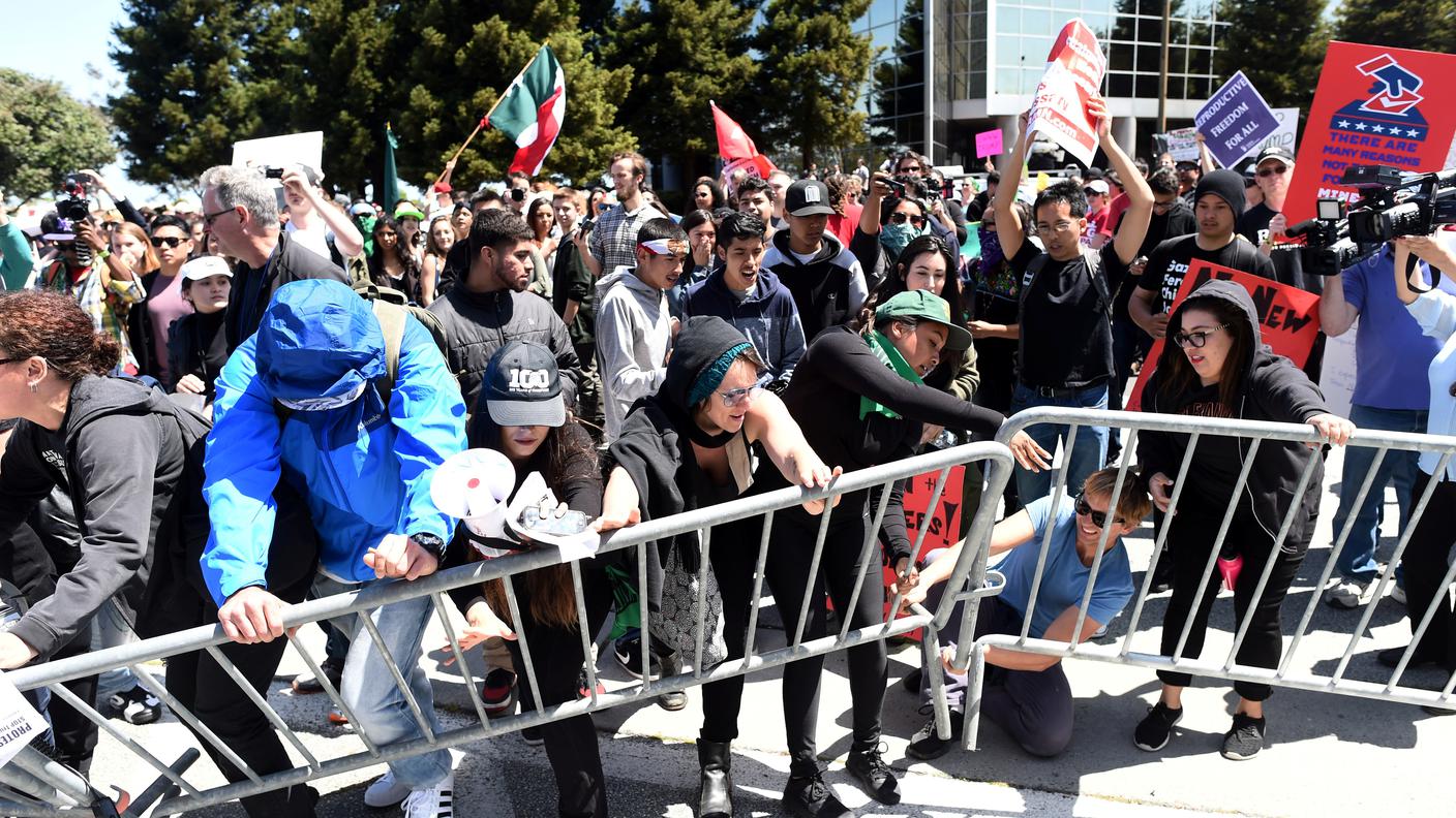 I manifestanti scesi in strada contro il miliardario