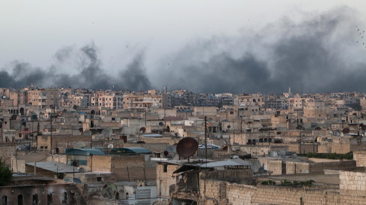 Il fumo nero sopra la città dopo i raid aerei
