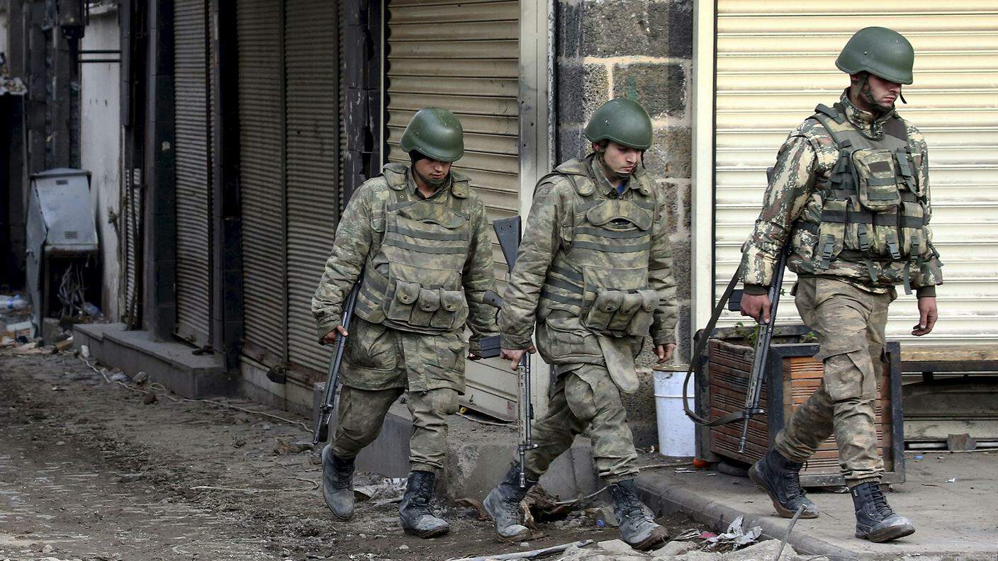 Soldati turchi di pattuglia in una zona non lontana da Gaziantep