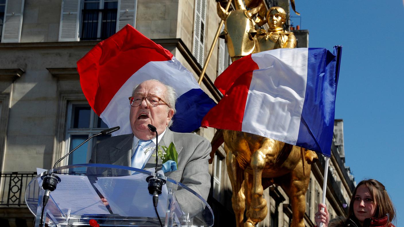 Jean-Marie Le Pen durante il suo intervento per il 1° maggio a Parigi