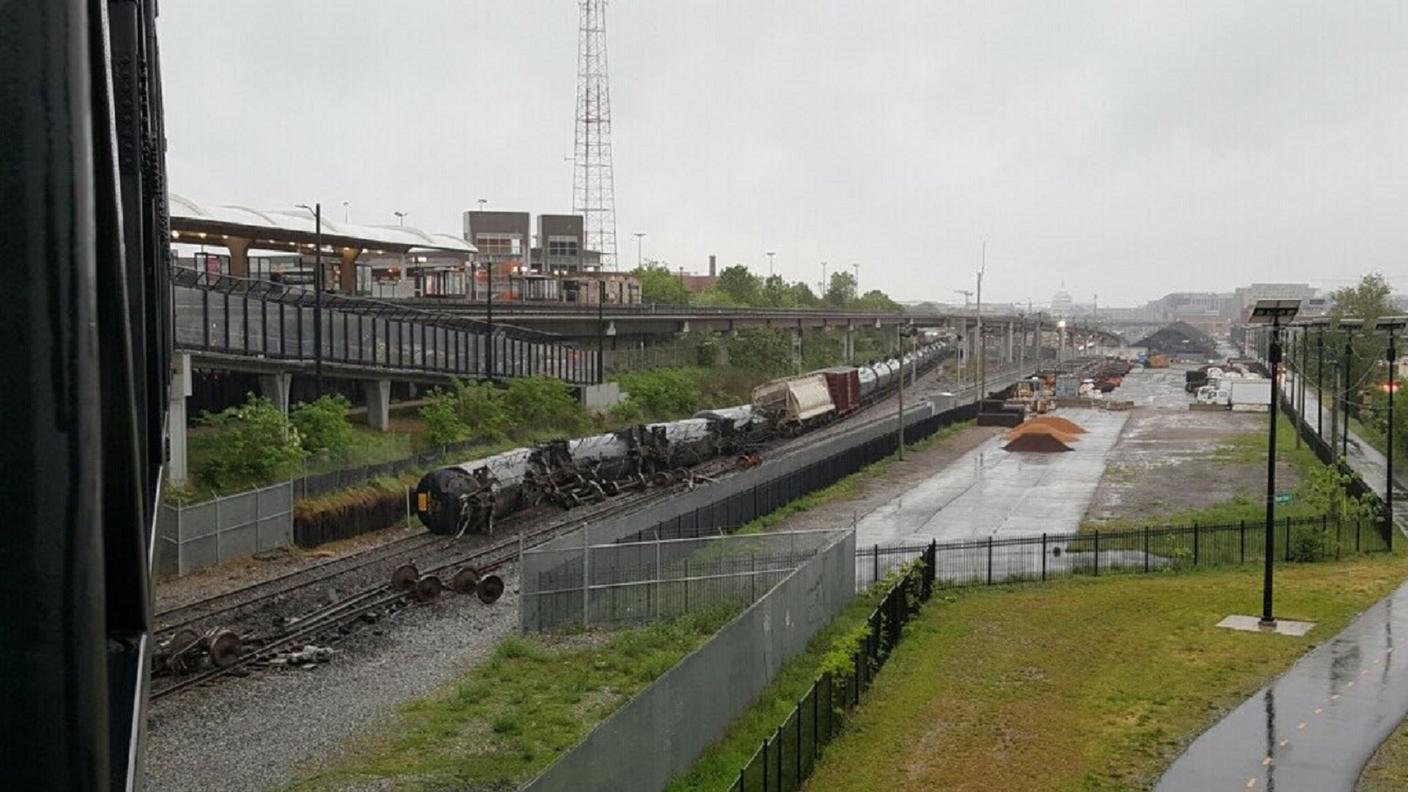 Un'immagine dei vagoni di acido rovesciatisi a Washington