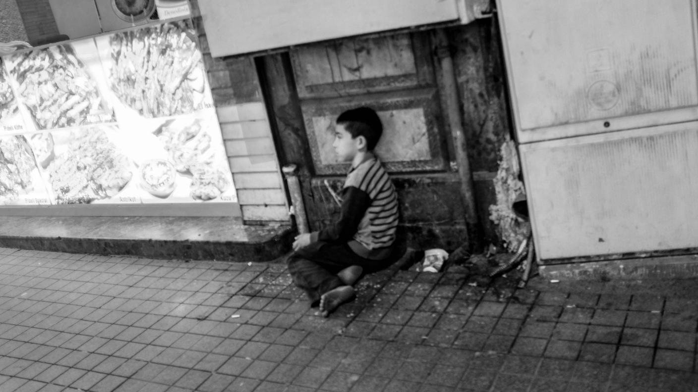 Piccoli mendicanti nelle strade di Istanbul