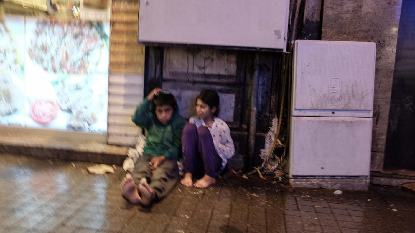 Piccoli mendicanti nelle strade di Istanbul