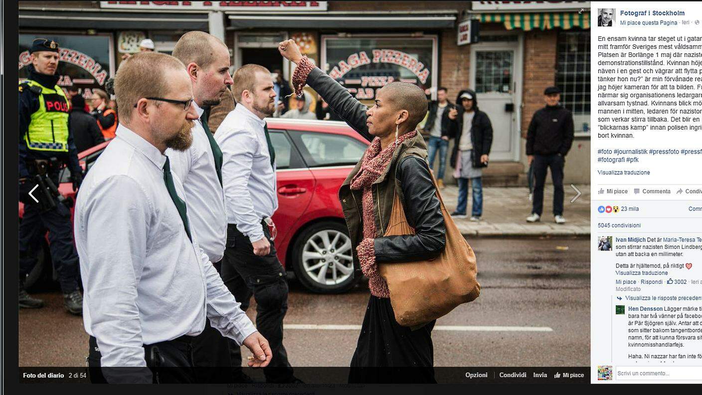 Tess Asplund davanti al corteo dei neonazisti