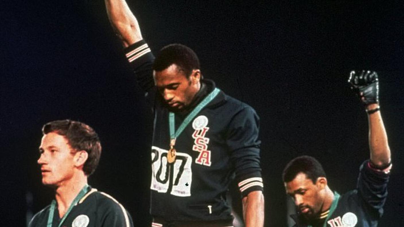 Tommie Smith, al centro, e John Carlos a destra. L'australiano Peter Norman, a sinistra, fu solidale alla protesta, indossando sul podio uno stemma del “Progetto Olimpico per i Diritti Umani”, in solidarietà con gli atleti afro-americani 