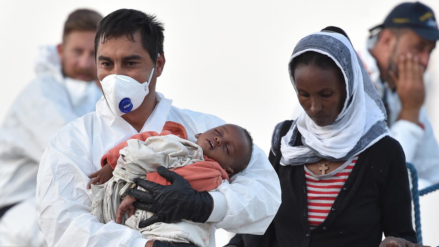 Porto di Messina: una famiglia di migranti salvata dalla guardia costiera  