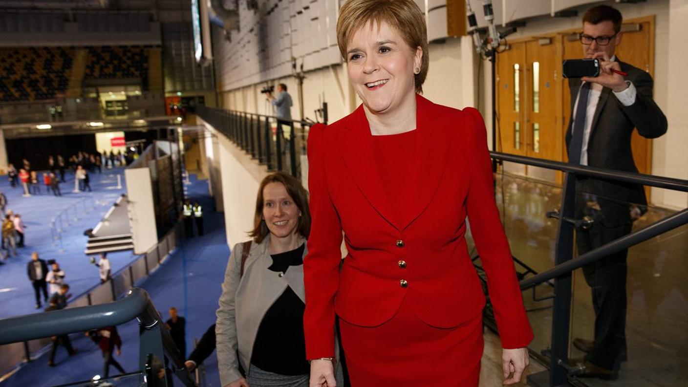 Nicola Sturgeon con il suo SNP resta al potere in Scozia