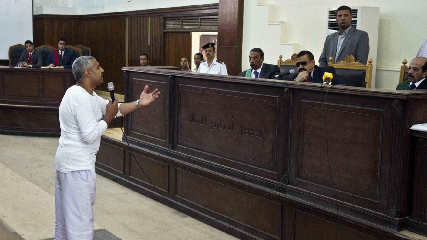Un foto d'archivio del processo contro un altro giornalista, Mohamed Fahmy 