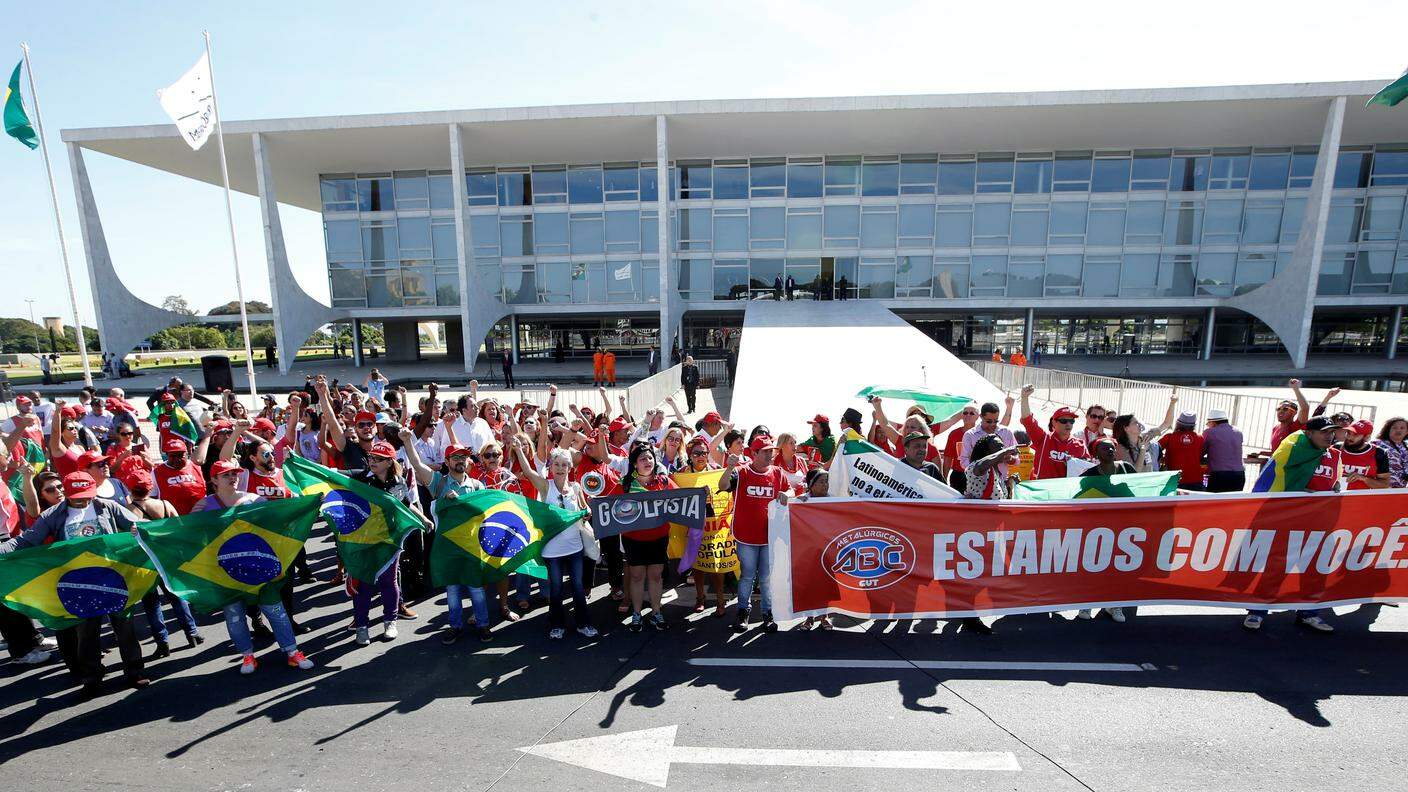 Sostenitori di Dilma Rousseff all'esterno del palazzo presidenziale