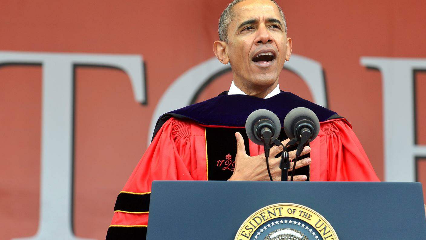 Barack Obama mentre parla agli studenti dell'università del New Jersey