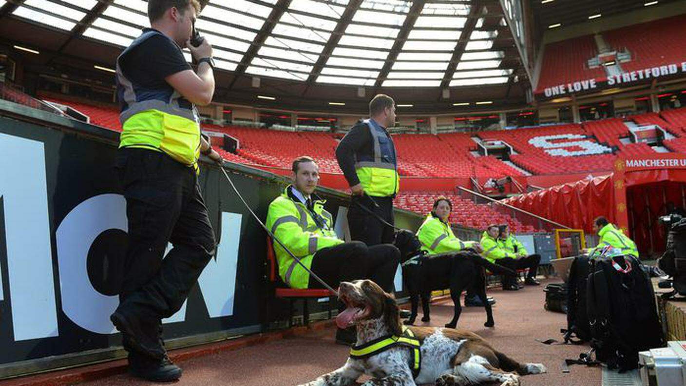 Agenti e cani-poliziotto sulle tribune dell'Old Trafford