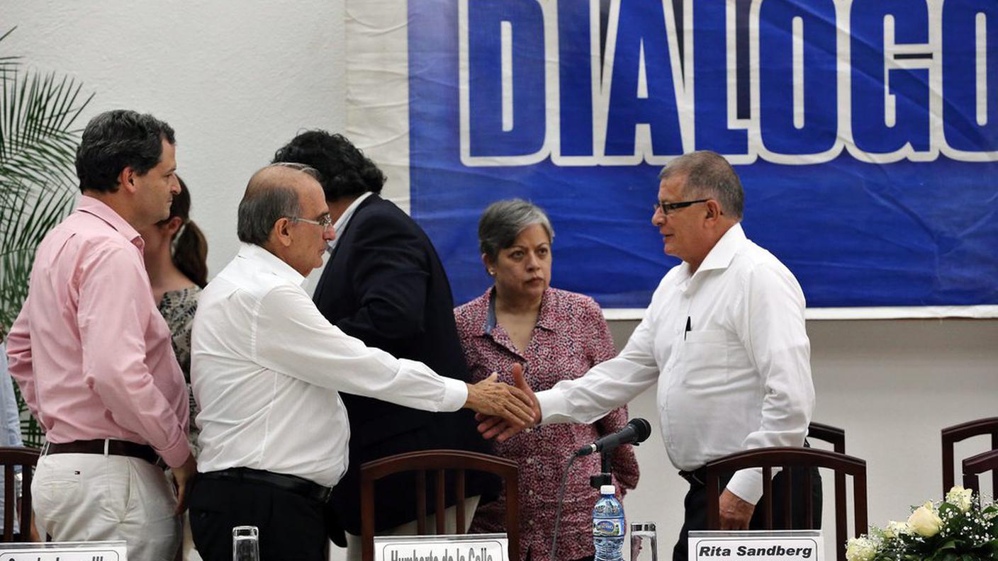 Rappresentanti governativi e ribelli si stringono la mano a Cuba