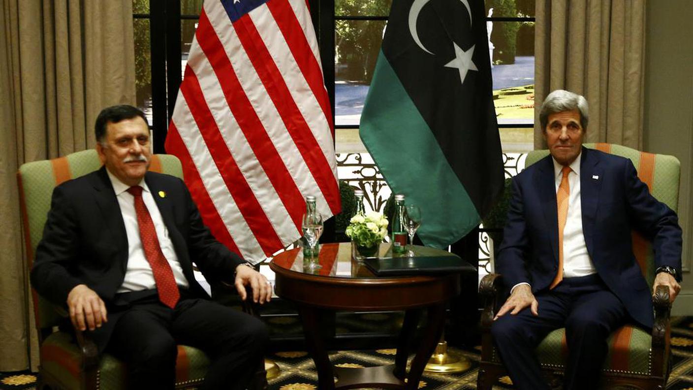 Il nuovo premier libico Fayez al-Sarraj e il segretario di Stato degli USA John Kerry