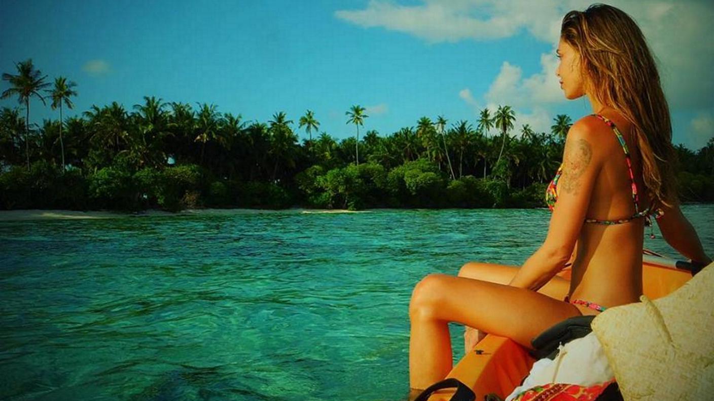 La showgirl argentina nelle acque di un mare davvero limpido