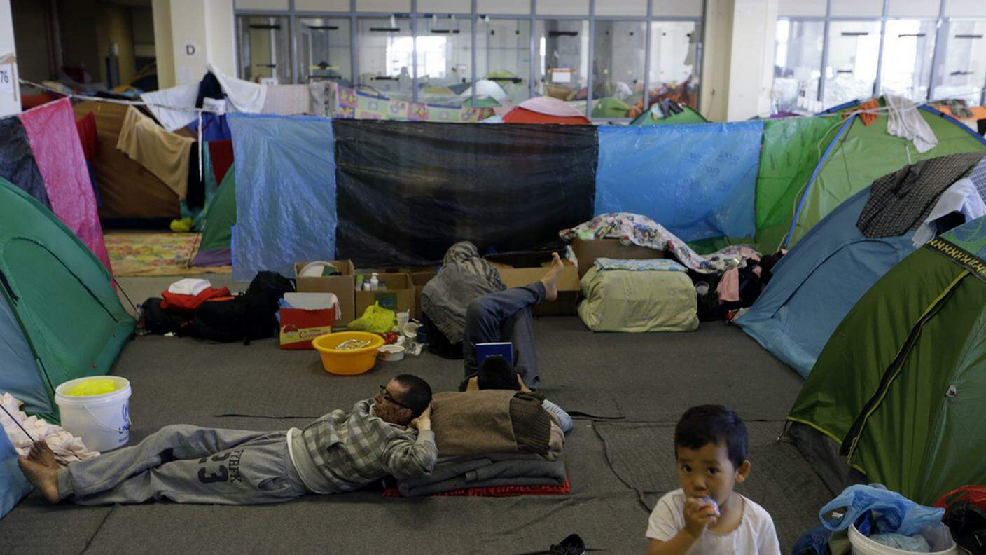 Migranti in un ex terminale aeroportuale a sud di Atene. A Grecia sono in attesa in 46'000