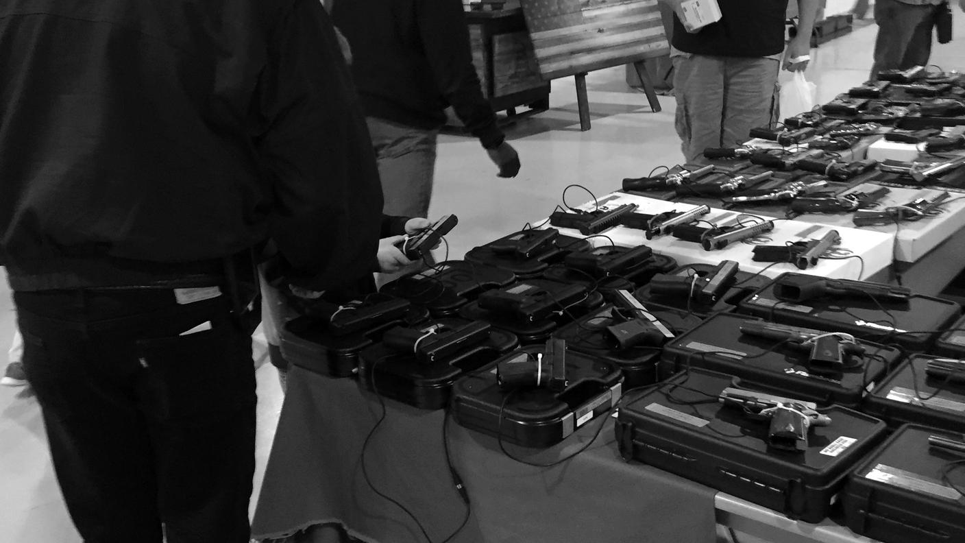 Un gun-show è una fiera delle armi. Quelle vere. Non sono giocattoli. Eppure molti genitori - come questo - portano i propri figli. 