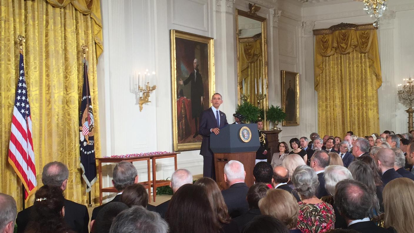 Barack Obama ha premiato gli scienziati che hanno contribuito alla tecnologia e all’innovazione, nella East Room della Casa Bianca