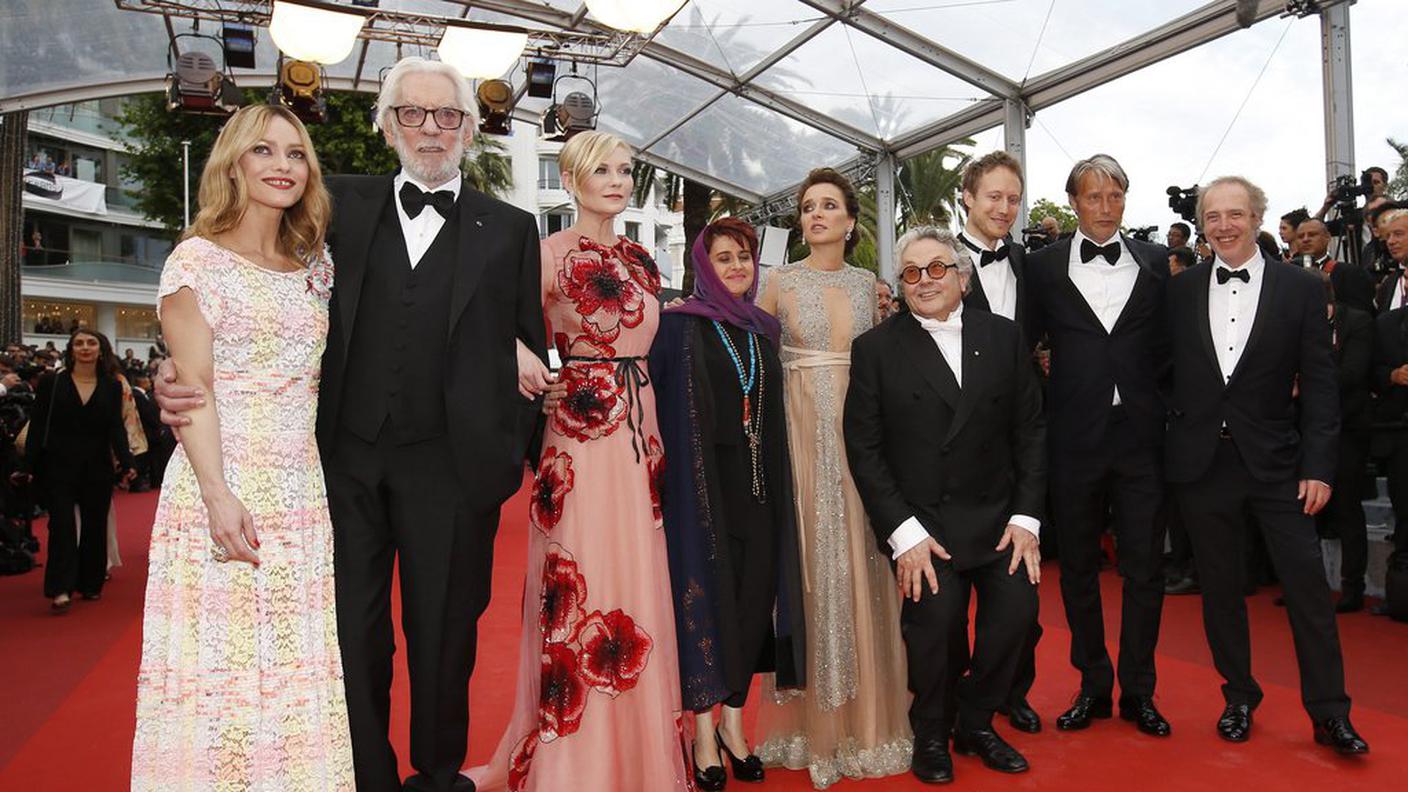 La giuria al completo: Vanessa Paradis, Donald Sutherland, Kirsten Dunst, Katayoon Shahabi, Valeria Golino, George Miller (il presidente), Laszlo Nemes, Mads Mikkelsen e Arnaud Desplechin