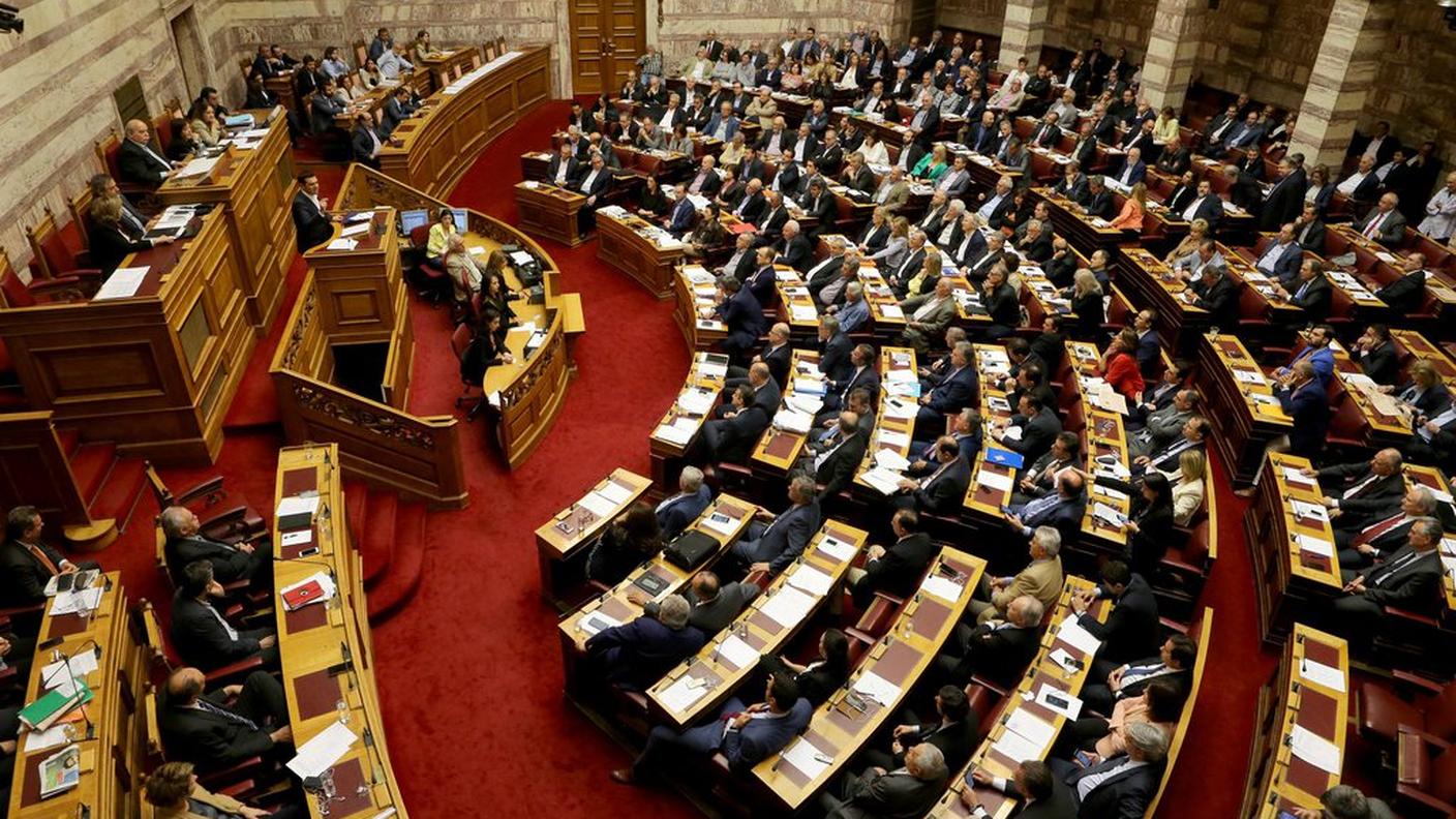 I parlamentari ascoltano le ragioni di Tsipras 