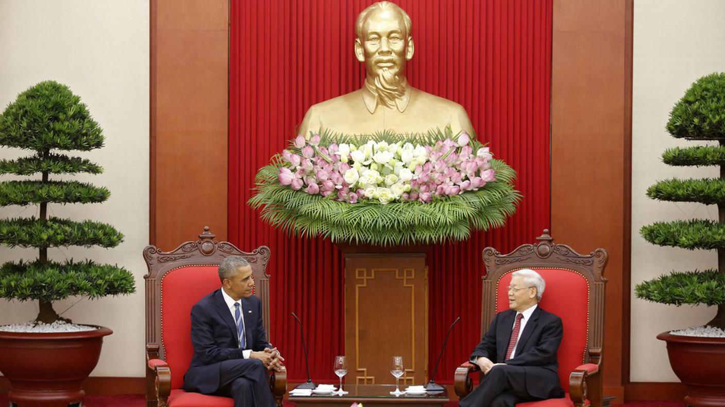 Obama con il segretario del PC vietnamita Nguyen Phu Trong, sotto un busto di Ho Chi Minh