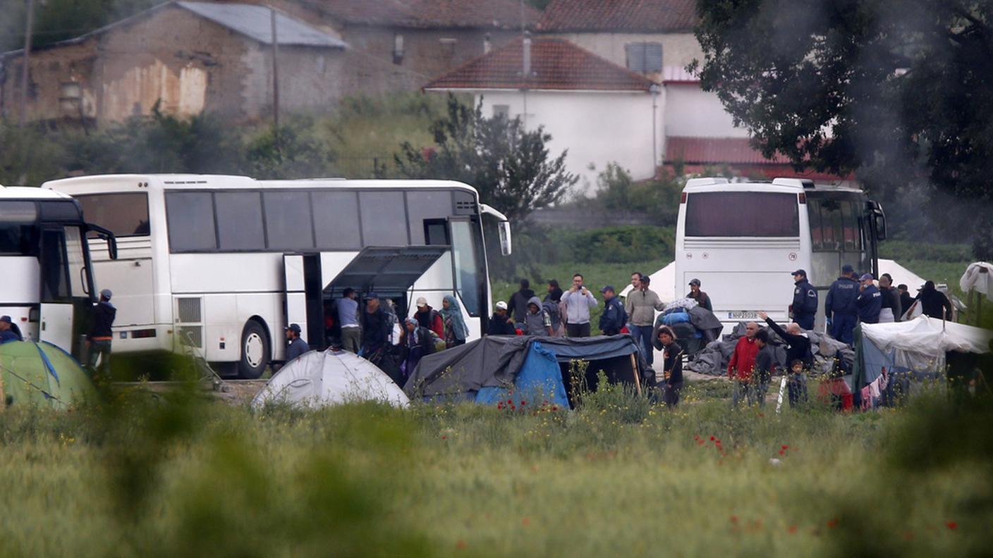 I primi profughi lasciano Idomeni