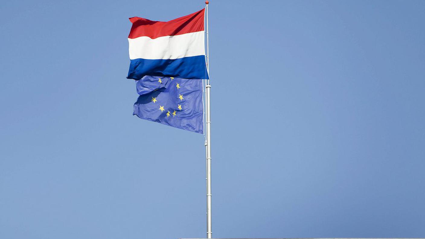 Bandiera olandese accanto a quella UE, in cima al Parlamento all'Aja
