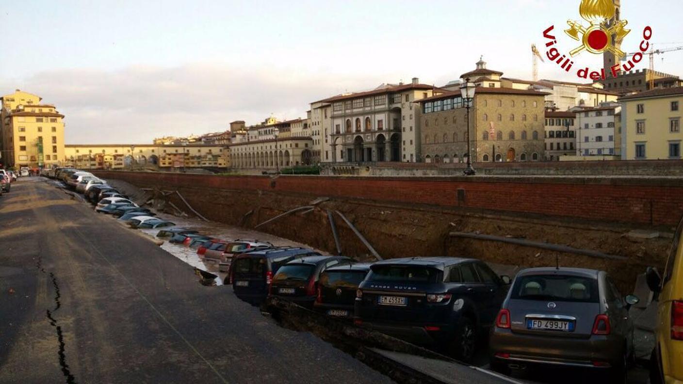 La rottura di un tubo ha causato la voragine