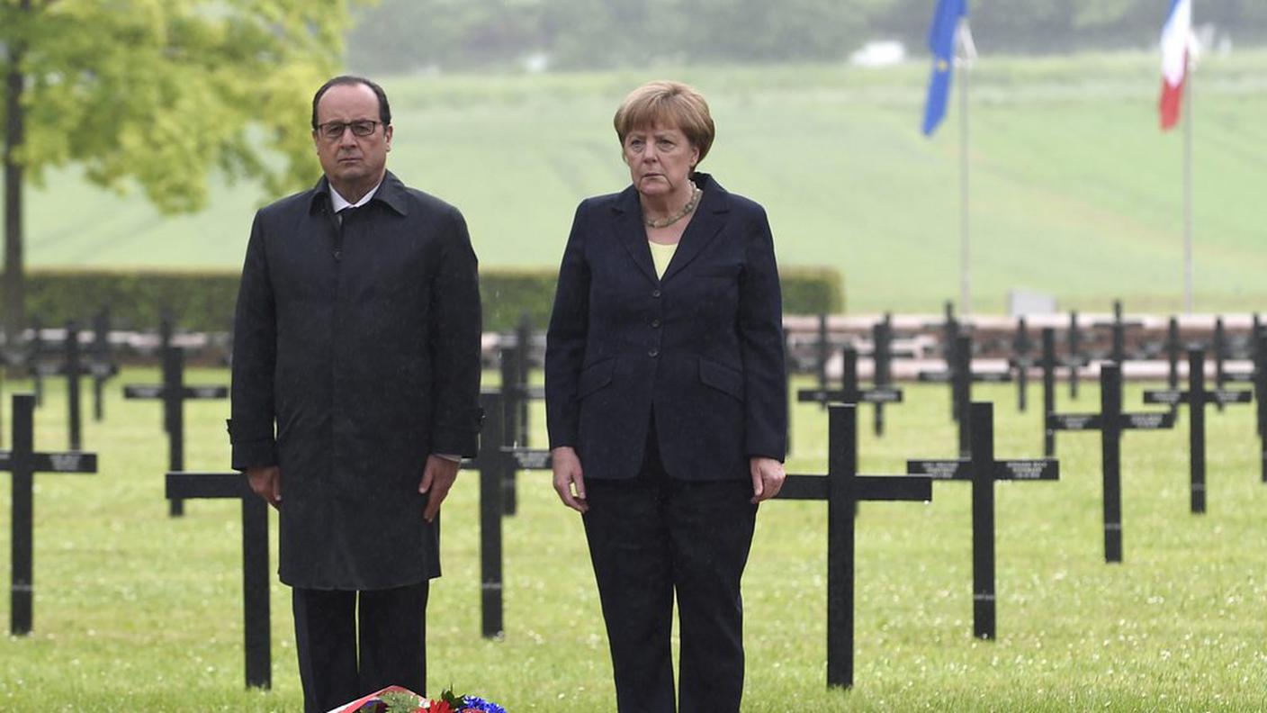 Momento di raccoglimento al cimitero