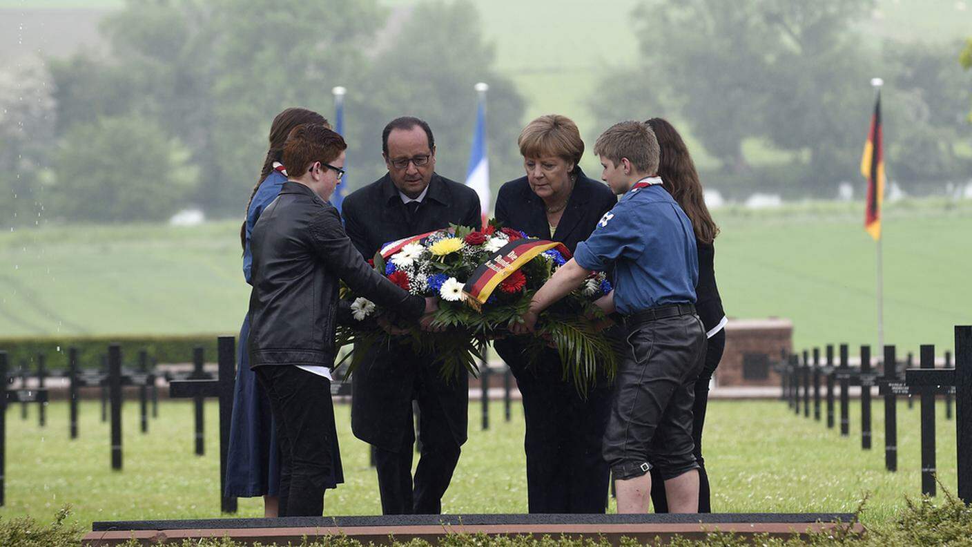 Hanno depositato una corona di fiori al cimitero tedesco