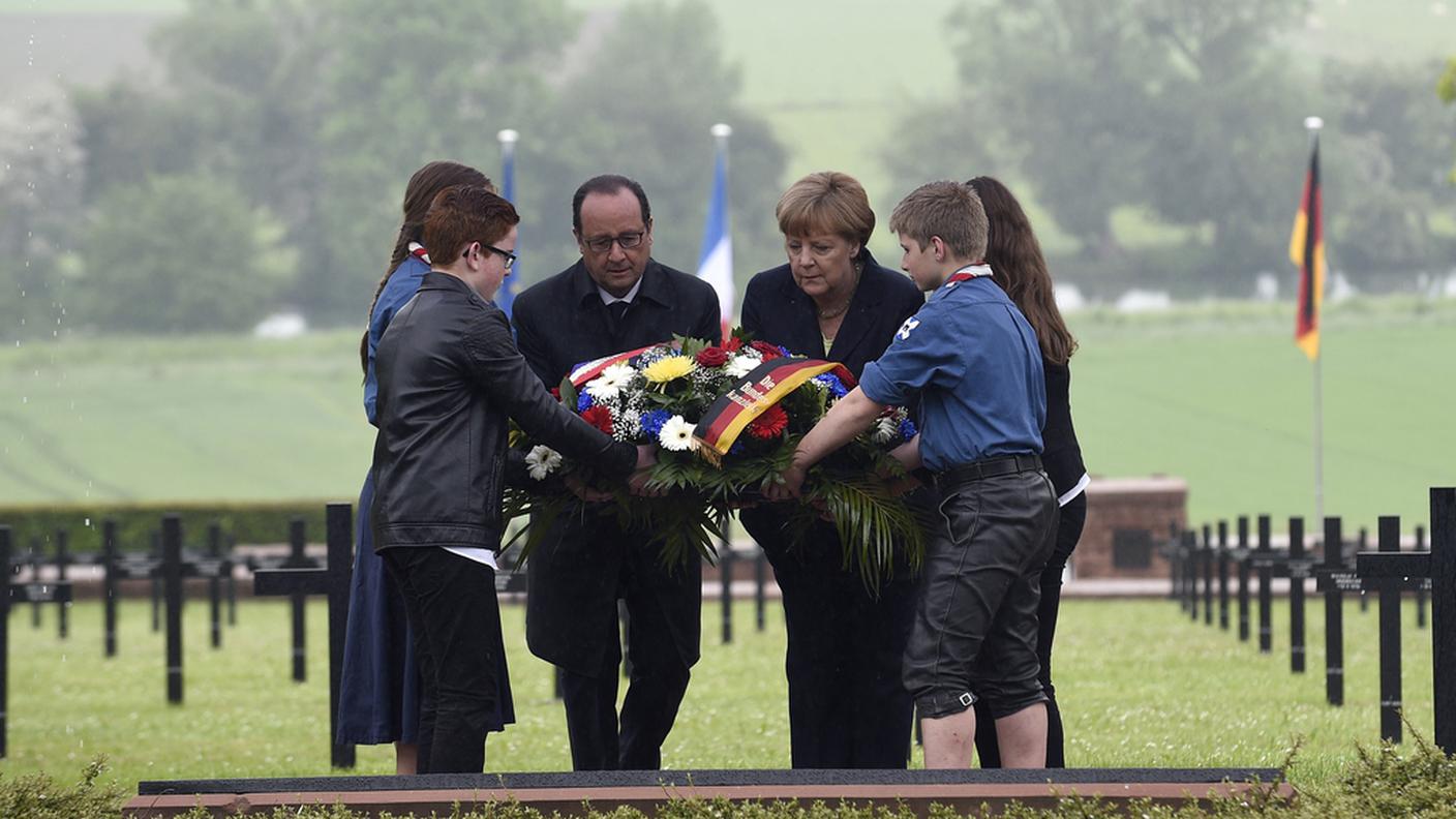 Hanno depositato una corona di fiori al cimitero tedesco