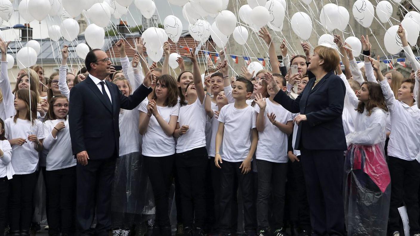 Colombe disegnate su palloncini bianchi quale simbolo della pace