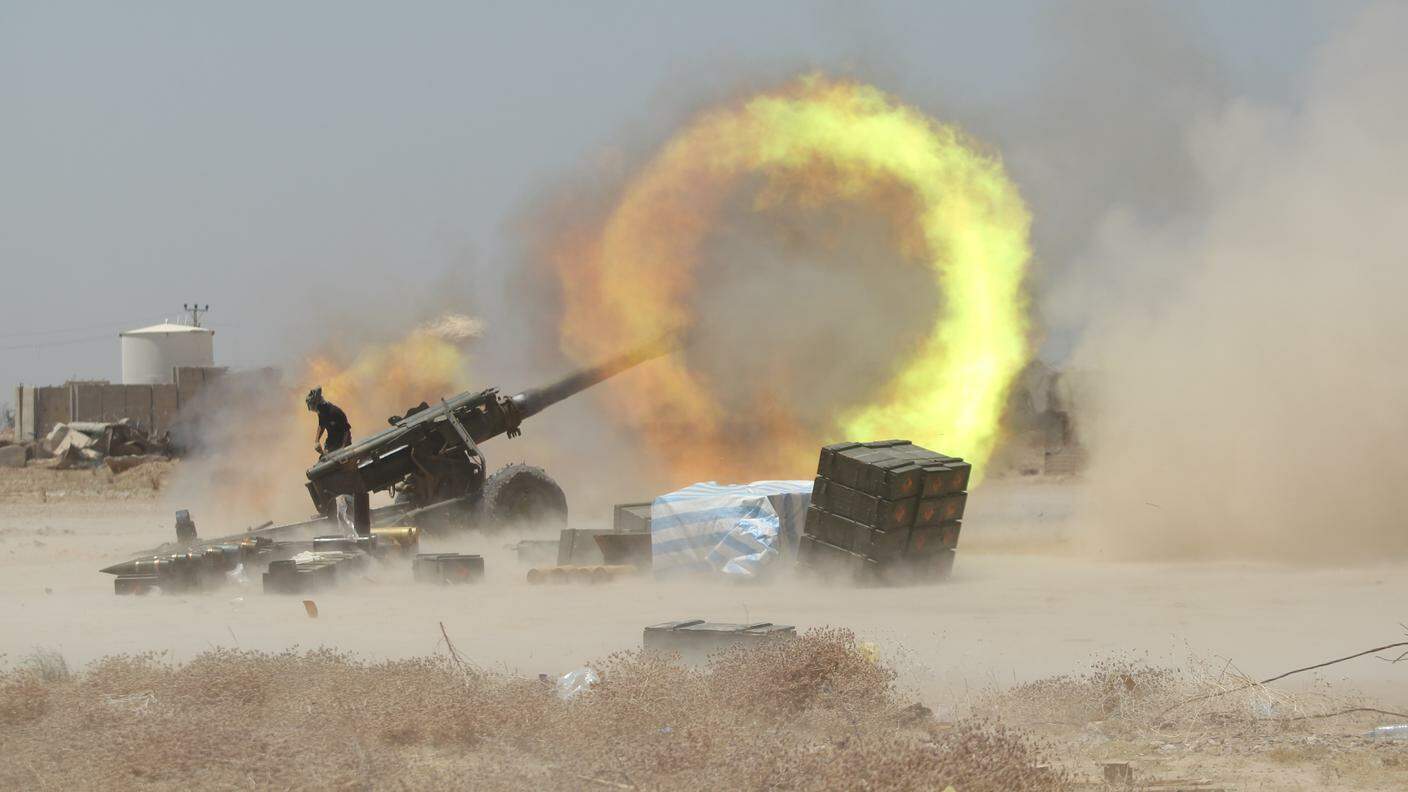 L'artiglieria della coalizione guidata dagli Stati Uniti nella periferia di Falluja