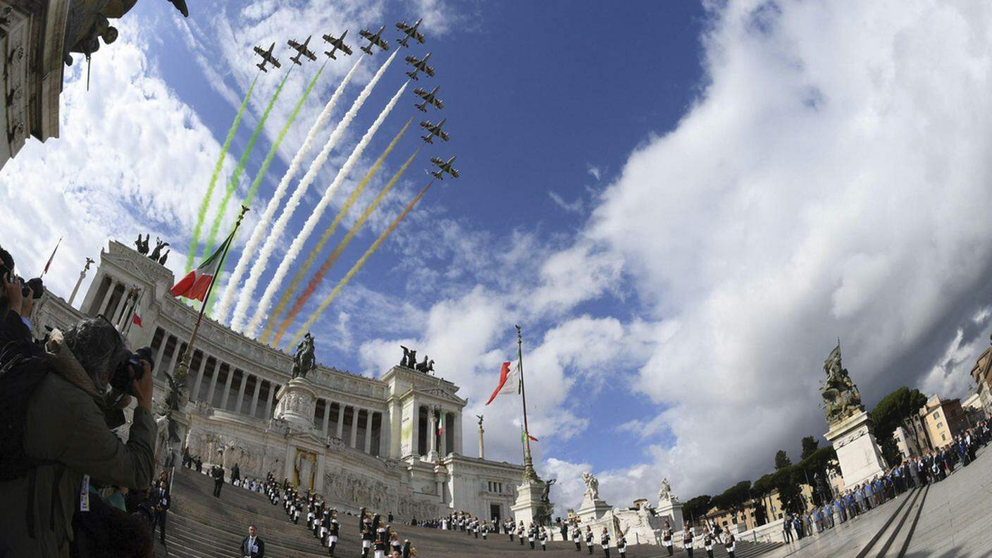 La pattuglia acrobatica delle Frecce Tricolori in volo sull'Altare della Patria, Roma