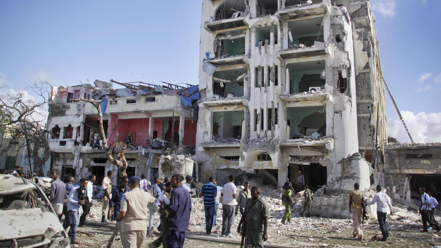 La struttura sventrata dall'esplosione di un'autobomba