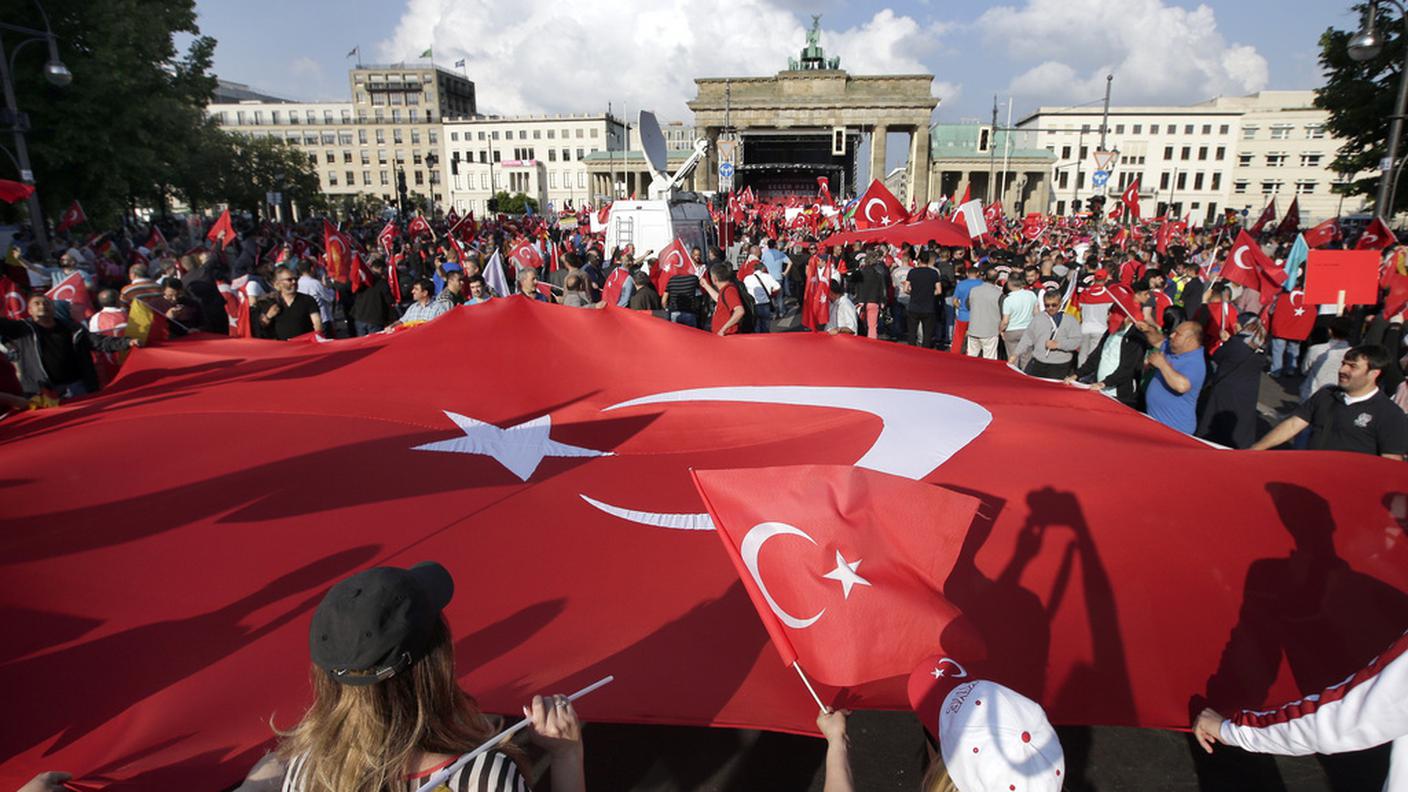 Manifestanti protestano a Berlino contro la decisione del Bundestag