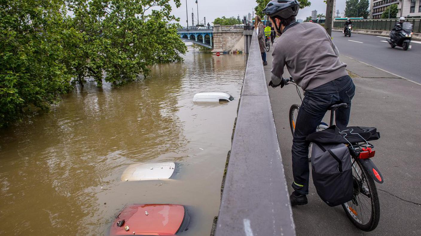 Auto sott'acqua lungo gli arigini della Senna