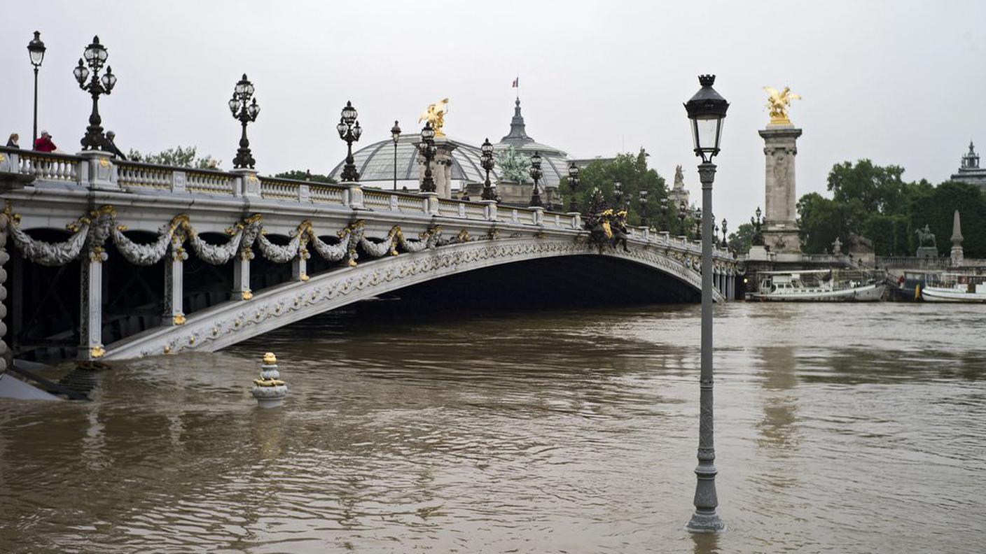Senna al limite sotto i ponti di Parigi