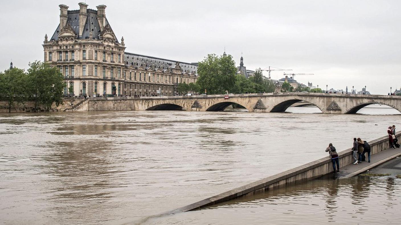 La Senna esonda davanti al Louvre