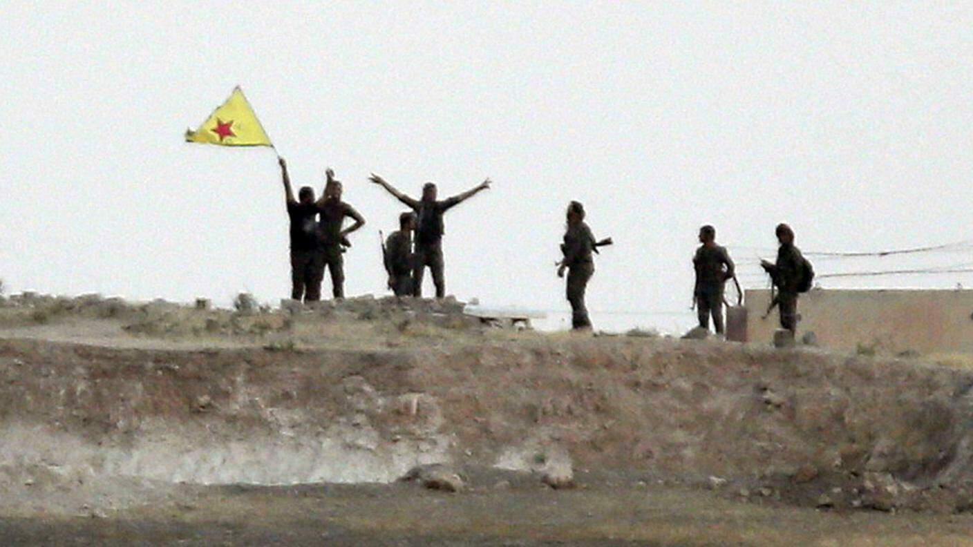 Le forze democratiche siriane tagliano la strada all'IS