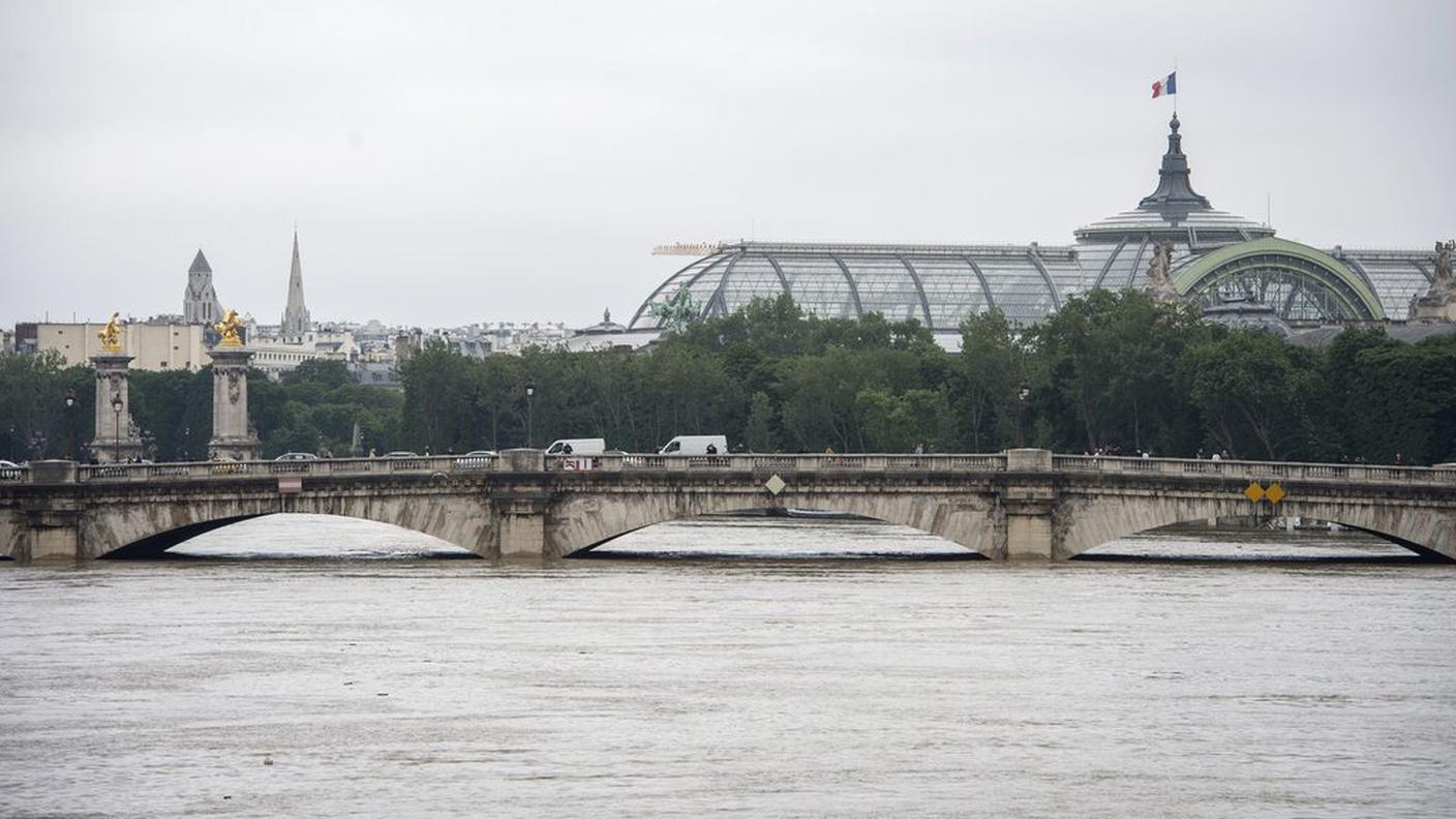 A Parigi la Senna sta lentamente rientrando negli argini